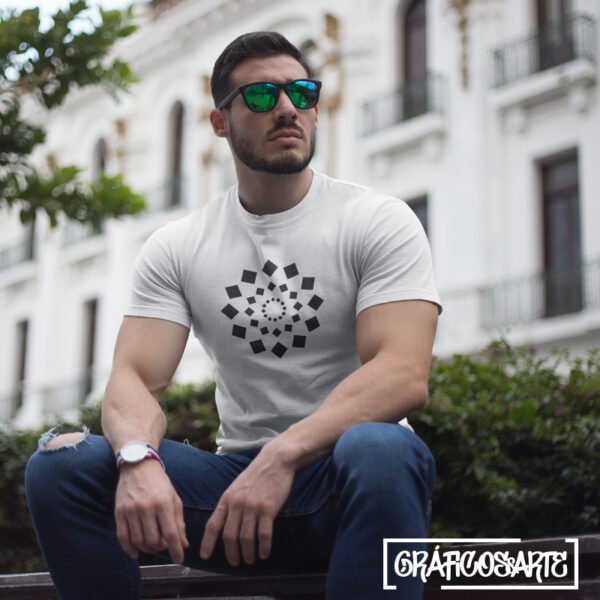 Camiseta Blanca, rotulada con un mandala en color negro, en este caso con el mandala expansión.