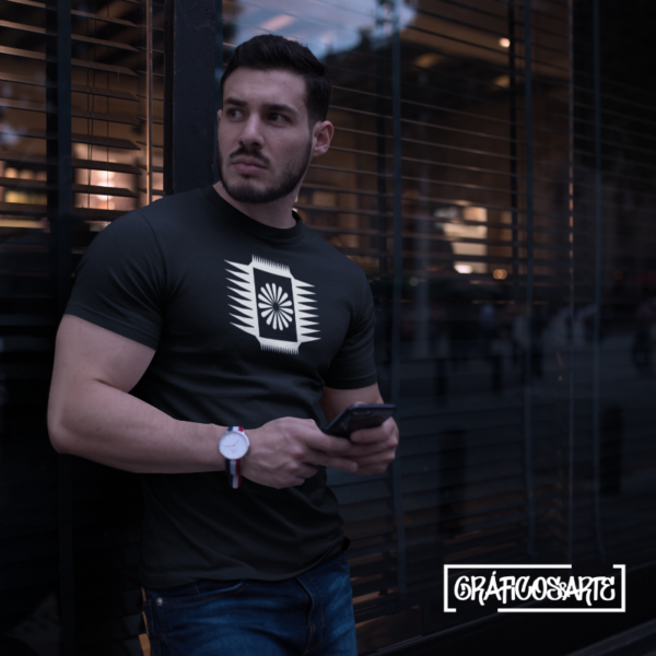 Camiseta negra con la insignia «Estrella de la Fortaleza» para hombre, diseño en blanco. Ideal para quienes buscan destacar su resiliencia y determinación.