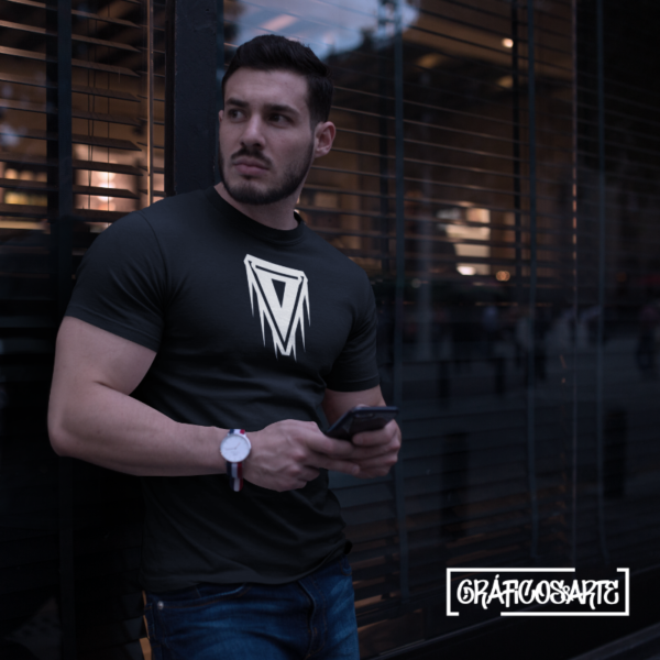 Camiseta Negra con Insignia «Escudo de Valor» Hombre