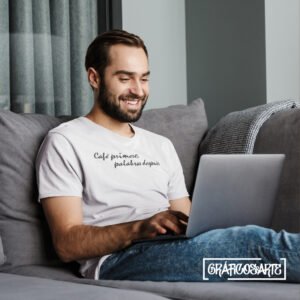 Camiseta blanca «Café Primero» para hombre, diseño divertido en negro. Perfecta para los amantes del café.