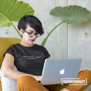 Camiseta negra «Café Primero» para mujer, diseño casual y divertido. Ideal para las amantes del café.