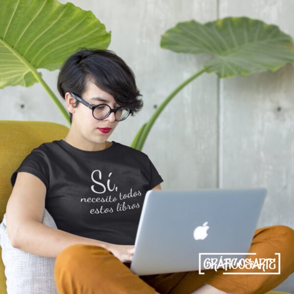 Camiseta negra «Libros» para mujer, diseño literario para amantes de la lectura. Perfecta para looks casuales.