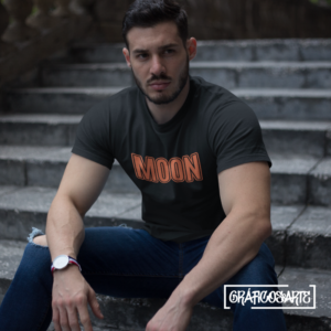 Camiseta MOON negra estilo vibrante y moderno, disponible en varios colores: negro, amarillo sol, naranja, azul cielo, morado, verde, fucsia, gris, rojo vivo y blanco.